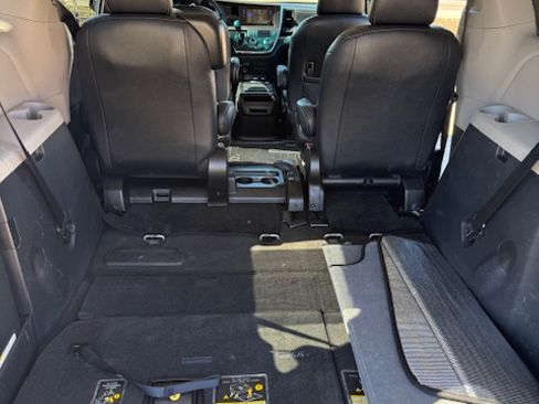 Used 2015 Toyota Sienna SE image 16