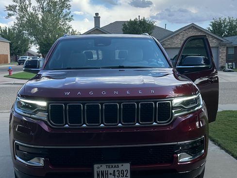 Used 2025 Jeep Wagoneer 4WD w/ Premium Group I image 1