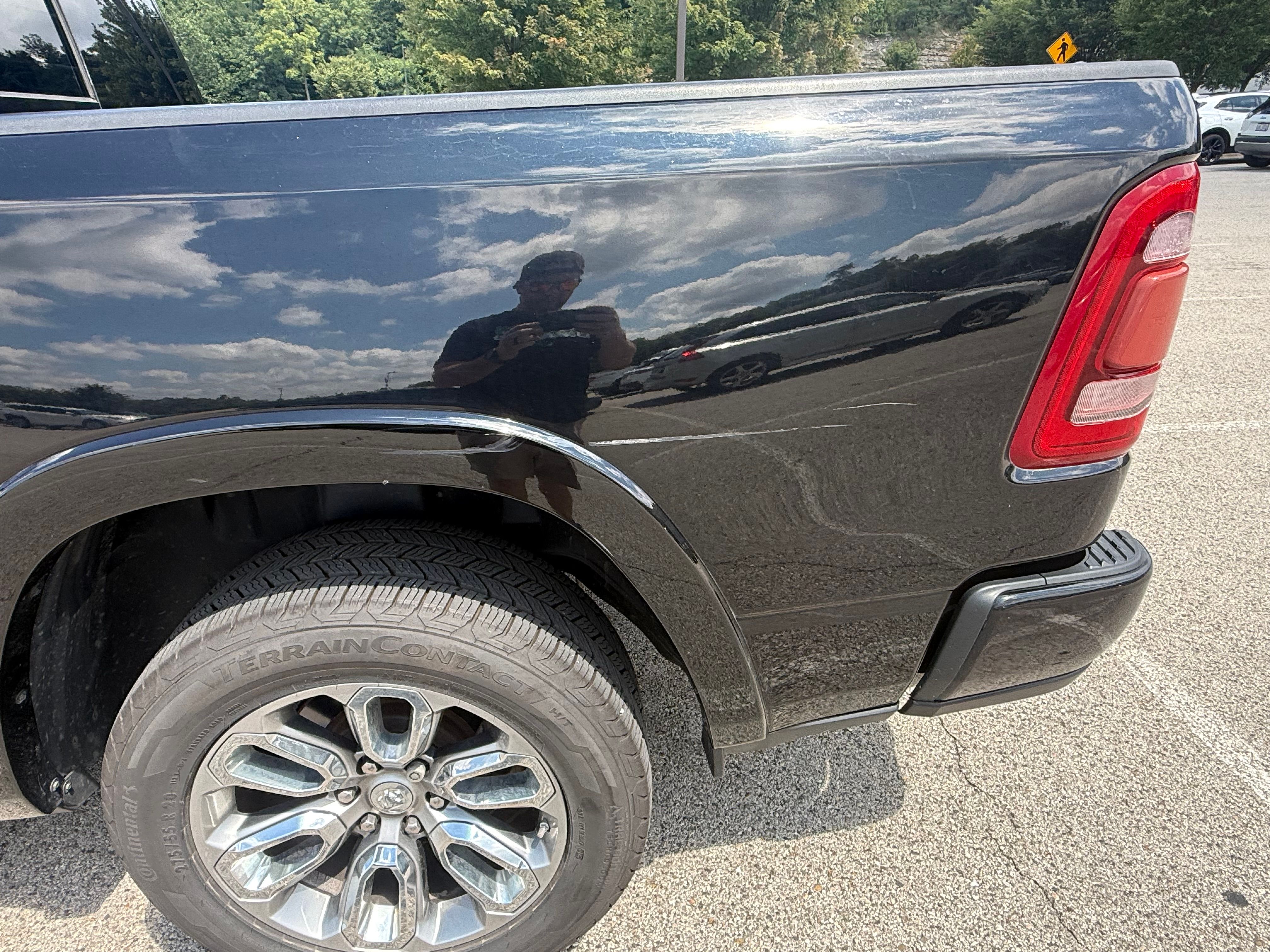 Used 2019 RAM 1500 Laramie w/ Sport Appearance Package AWD/4WD image 10