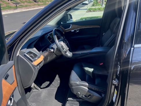 Used 2022 Volvo XC90 T6 Momentum w/ Climate Package image 9