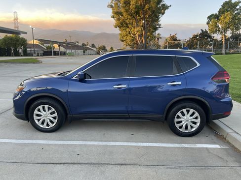 Used 2018 Nissan Rogue S image 2