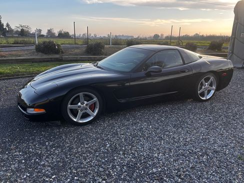 Used 1998 Chevrolet Corvette Coupe w/ Performance Handling Pkg image 10