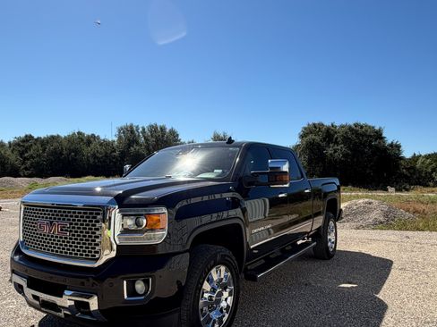 Used 2017 GMC Sierra 2500 Denali w/ Suspension Package, Off-Road AWD/4WD image 4