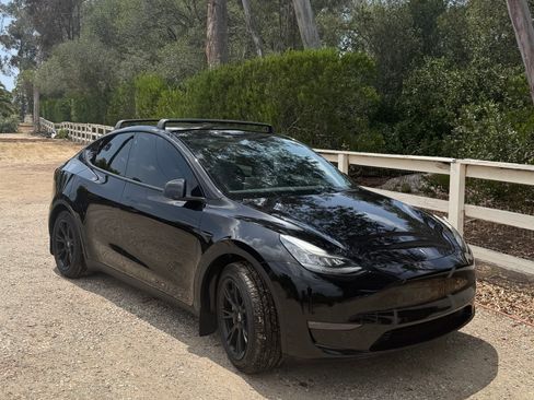 Used 2020 Tesla Model Y Long Range AWD/4WD image 1
