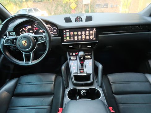 Used 2022 Porsche Cayenne Platinum Edition image 12