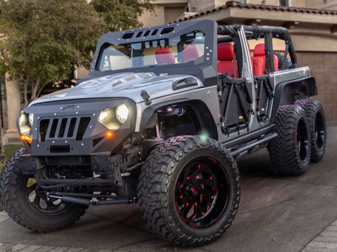 Used 2017 Jeep Wrangler Unlimited Rubicon w/ Connectivity Group image 4