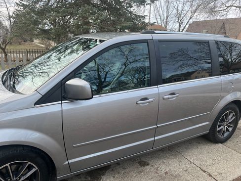 Used 2016 Dodge Grand Caravan SXT image 6