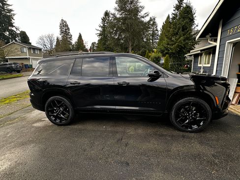 Used 2024 Chevrolet Traverse RS image 1
