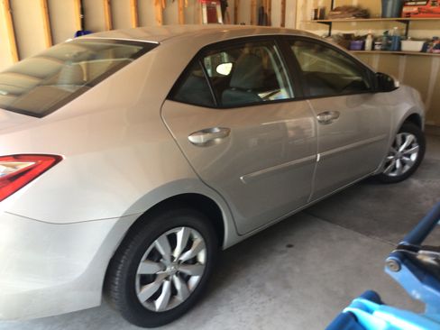 Used 2016 Toyota Corolla LE FWD image 2