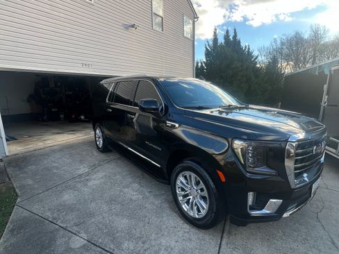 Used 2021 GMC Yukon XL SLT image 2