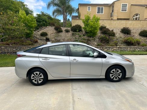 Used 2017 Toyota Prius Two w/ Prius Two Safety Plus Package FWD image 6
