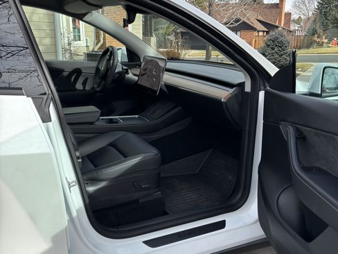 Used 2022 Tesla Model Y Long Range image 10