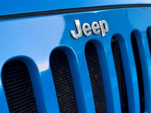 Used 2011 Jeep Wrangler Unlimited Sahara w/ Connectivity Group image 27