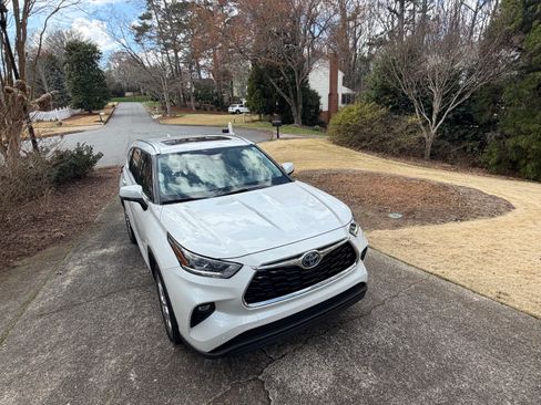 Used 2023 Toyota Highlander Limited image 2