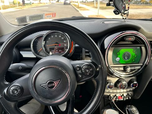 Used 2019 MINI Cooper 4-Door Hardtop image 8