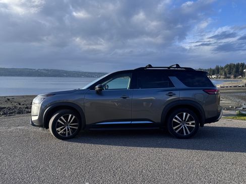 Used 2023 Nissan Pathfinder Platinum w/ Lighting Package (N93) image 2