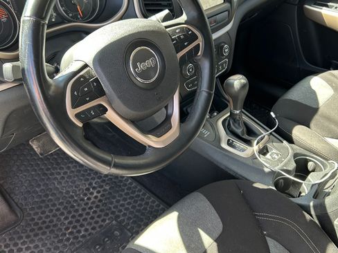 Used 2018 Jeep Cherokee Latitude AWD/4WD image 9