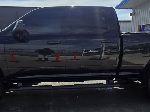 Used 2019 RAM 2500 Big Horn w/ Black Appearance Package AWD/4WD image 2