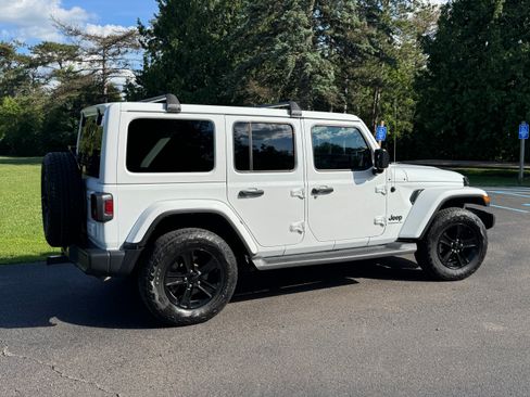 Used 2023 Jeep Wrangler Unlimited Sahara AWD/4WD image 5