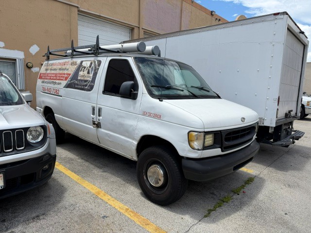 Used 2000 Ford E-250 and Econoline 250 RWD image 1