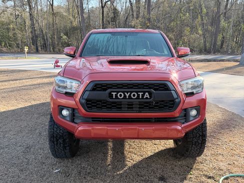 Used 2017 Toyota Tacoma TRD Sport w/ Premium & Technology Package image 2
