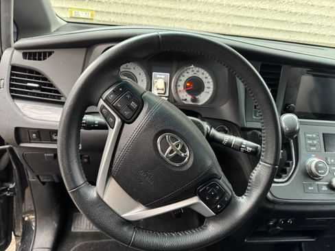 Used 2017 Toyota Sienna SE w/ SE Preferred Package image 4