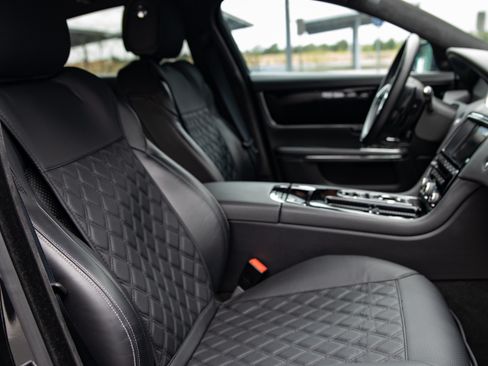 Used 2015 Jaguar XJ image 21