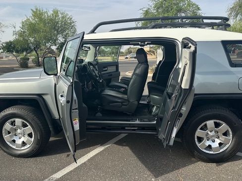 Used 2009 Toyota FJ Cruiser 4WD image 11