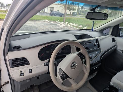 Used 2014 Toyota Sienna LE image 11