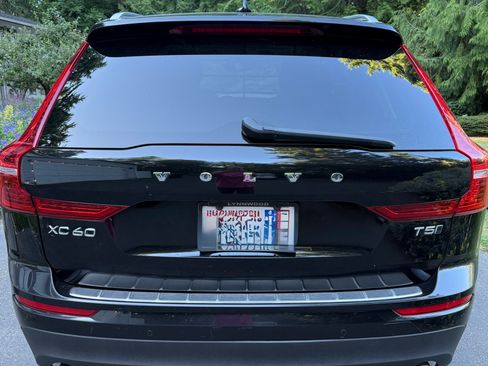 Used 2019 Volvo XC60 T5 Momentum w/ Premium Package AWD/4WD image 2
