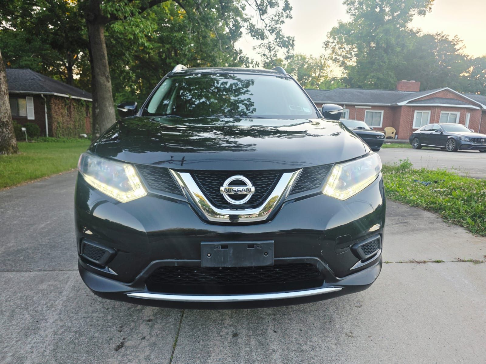 Used 2015 Nissan Rogue SV AWD/4WD image 1