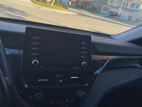 Used 2022 Toyota Camry SE image 11