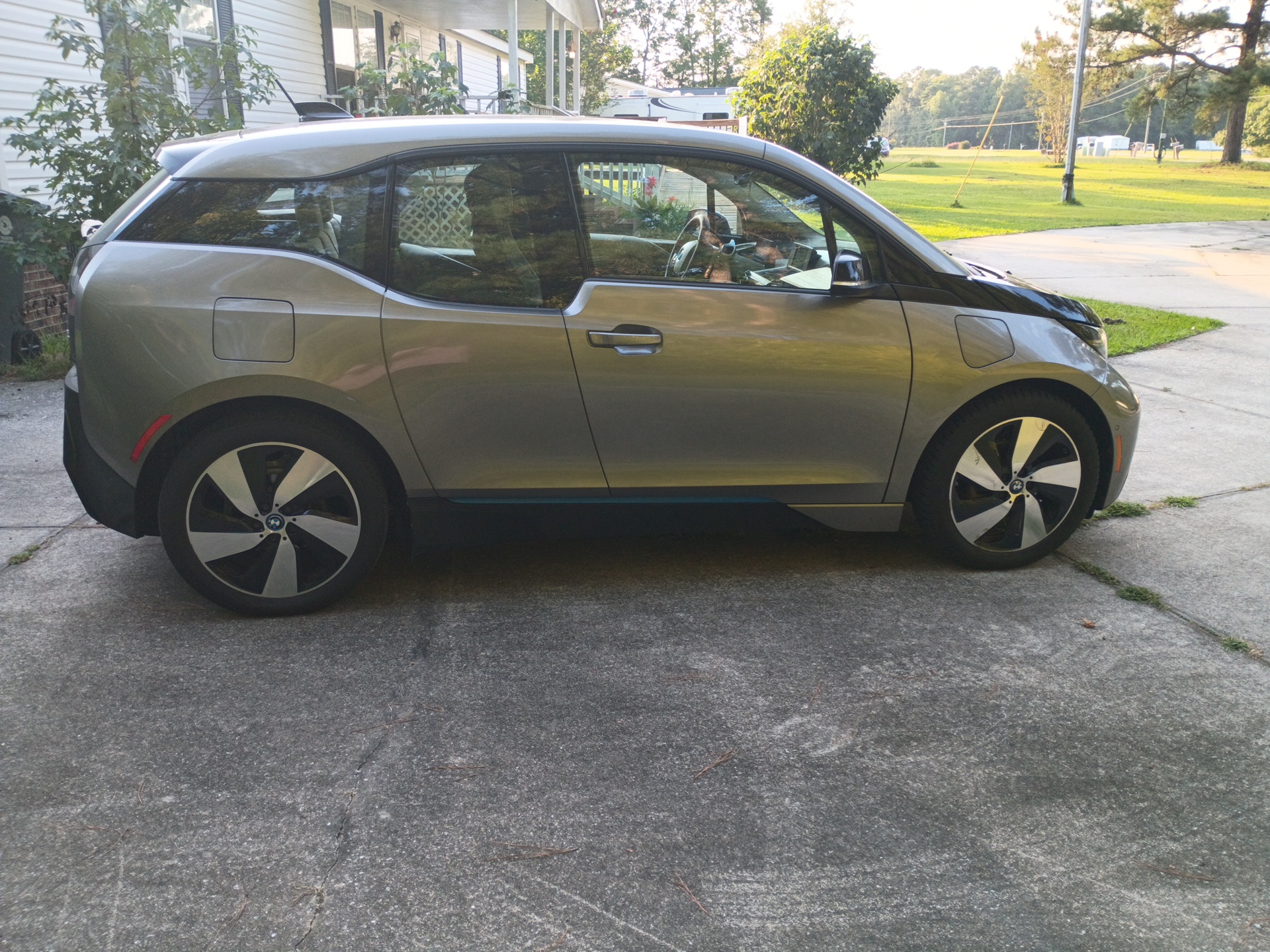 Used 2016 BMW i3 w/ Range Extender RWD image 2