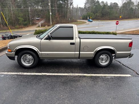 Used 2001 Chevrolet S10 Pickup LS w/ Preferred Equipment Group image 4