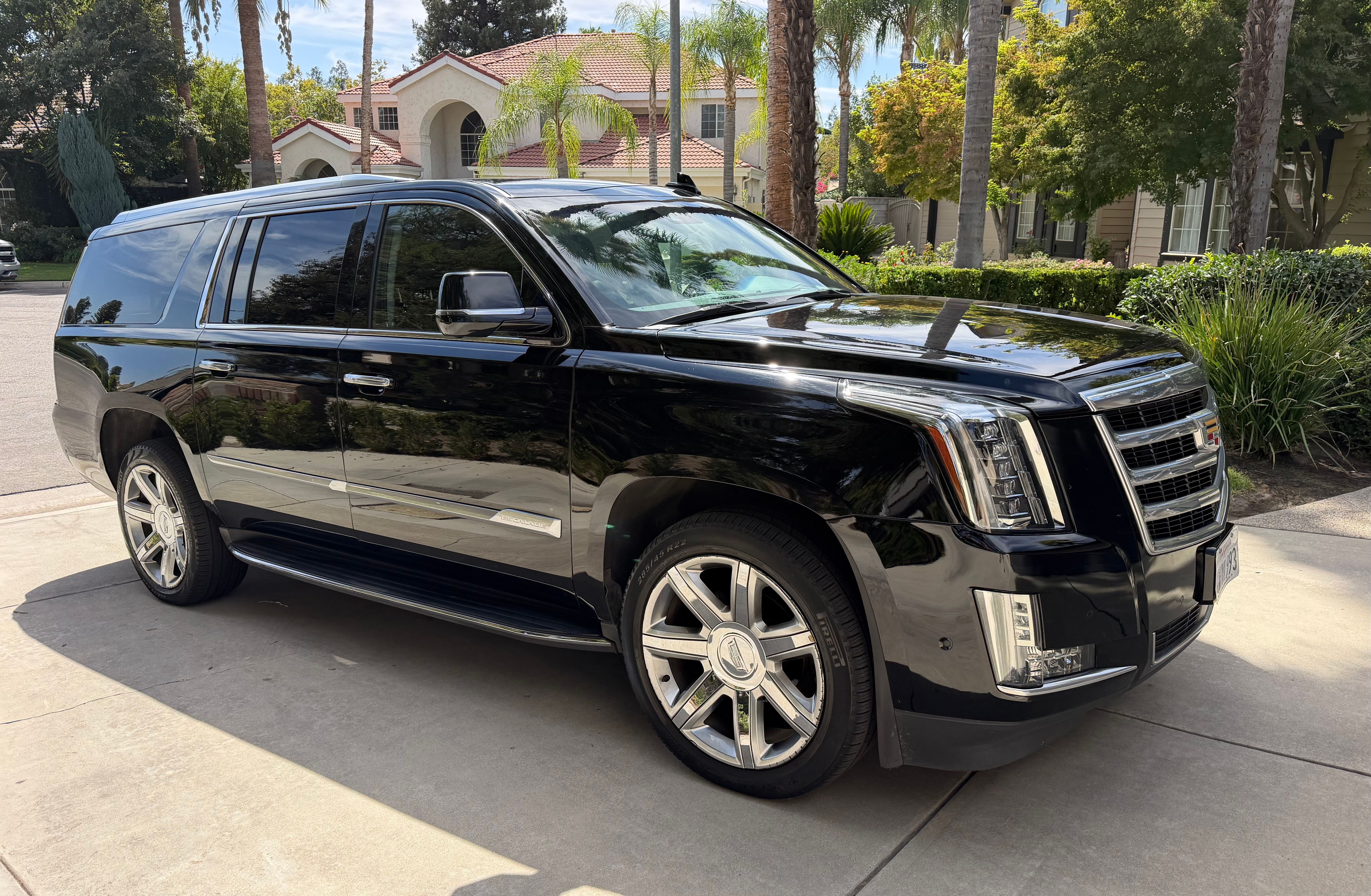 Used 2019 Cadillac Escalade ESV Premium Luxury AWD/4WD image 4