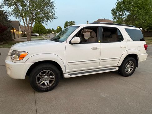 Used 2007 Toyota Sequoia SR5 image 1
