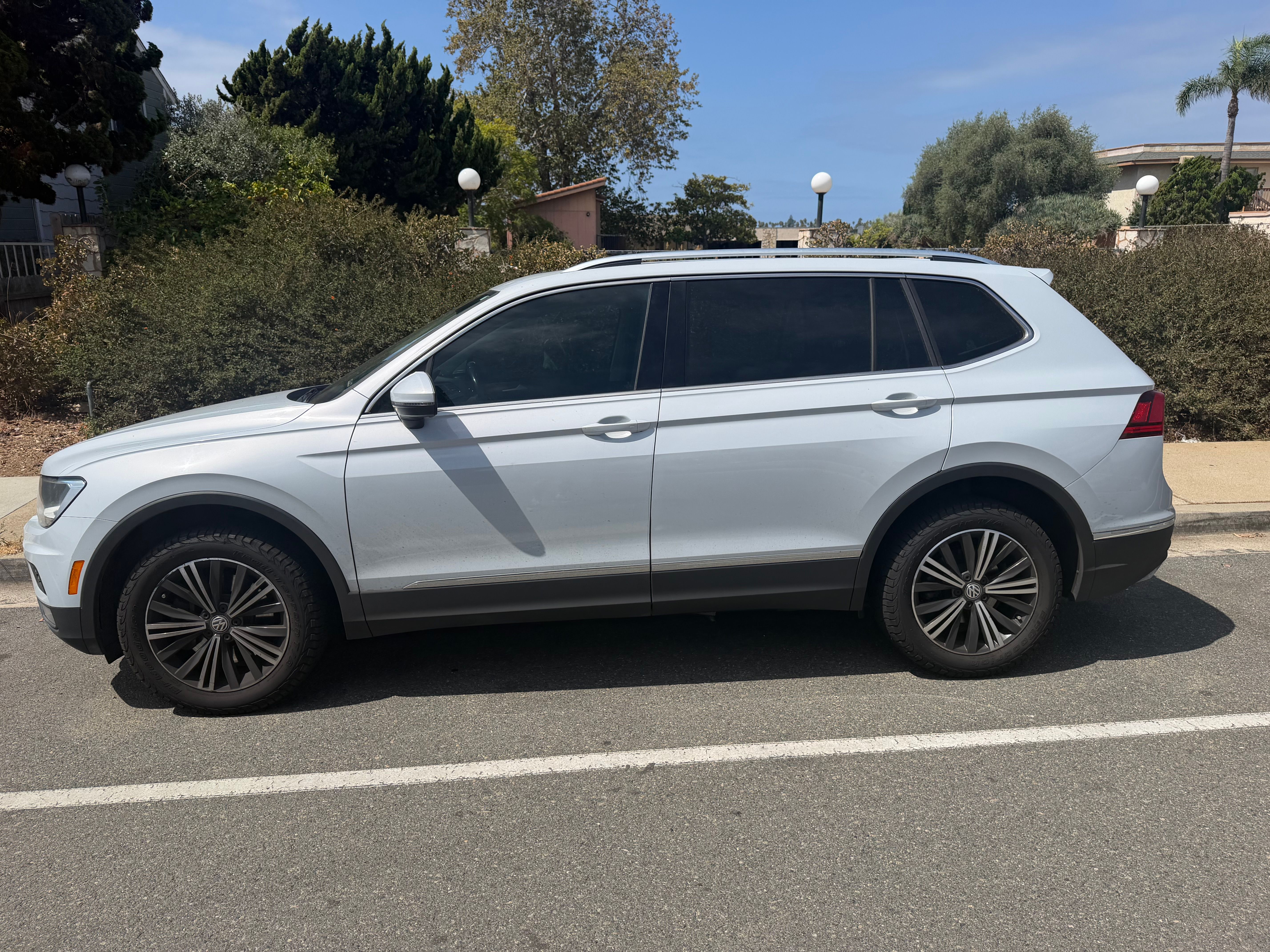 Used 2018 Volkswagen Tiguan SEL AWD/4WD image 1