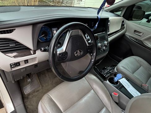 Used 2015 Toyota Sienna XLE image 8