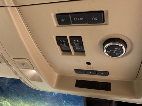 Used 2017 GMC Yukon Denali AWD/4WD image 9