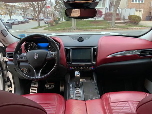 Used 2019 Maserati Levante Trofeo image 9