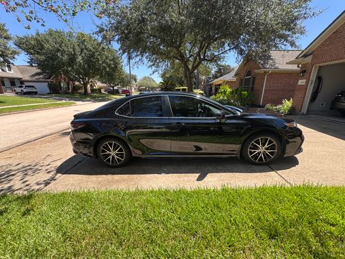 Used 2021 Toyota Camry SE FWD image 1