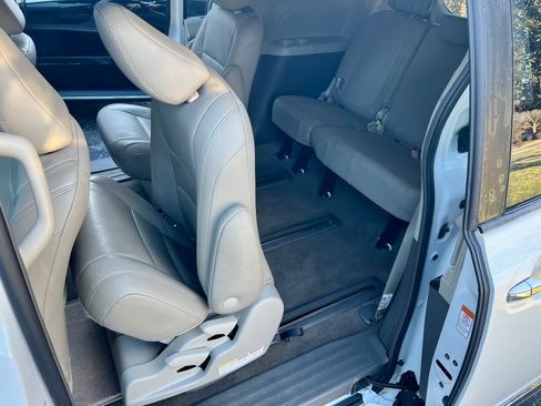 Used 2018 Toyota Sienna XLE image 23