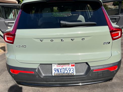 Used 2023 Volvo XC40 B5 Ultimate w/ Climate Package image 5