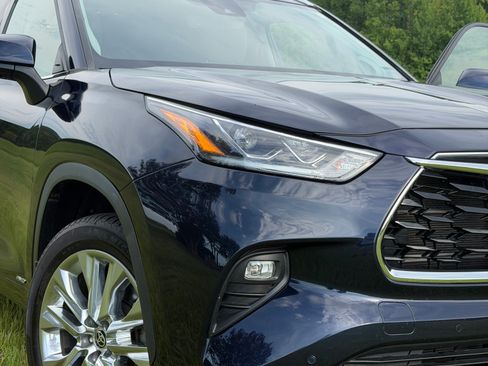 Used 2023 Toyota Highlander Limited AWD/4WD image 11