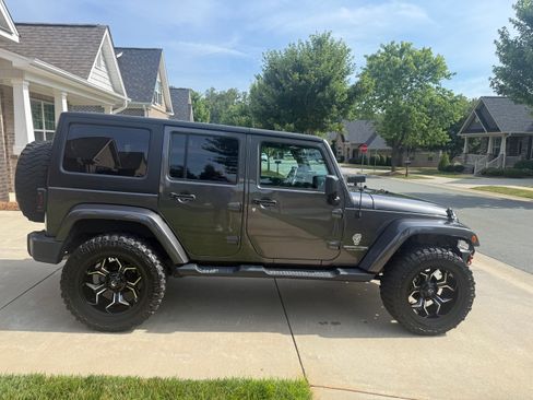 Used 2018 Jeep Wrangler Unlimited Sahara w/ Connectivity Group AWD/4WD image 2