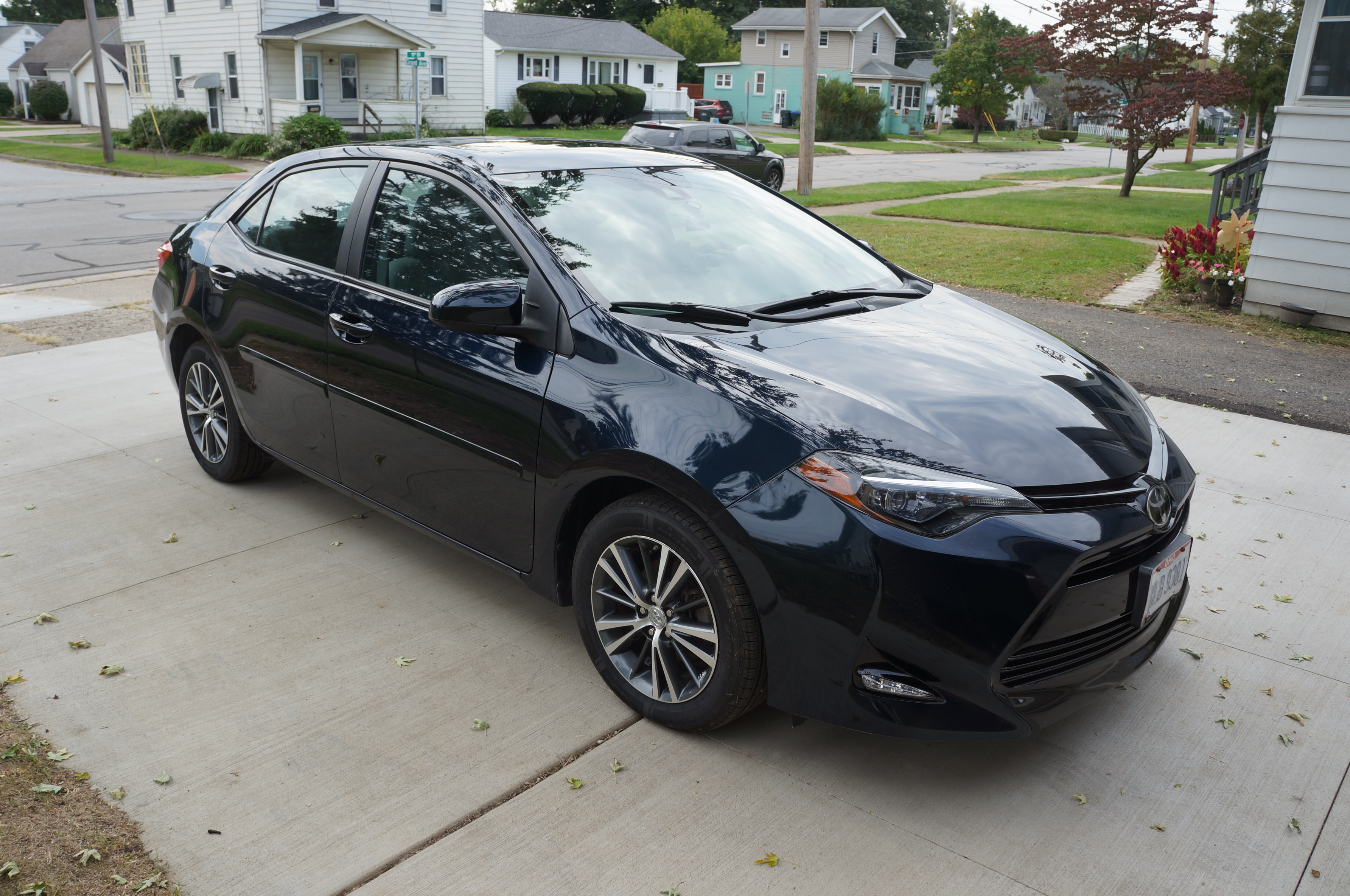 Used 2018 Toyota Corolla LE w/ LE Premium Package w/Moonroof FWD image 1
