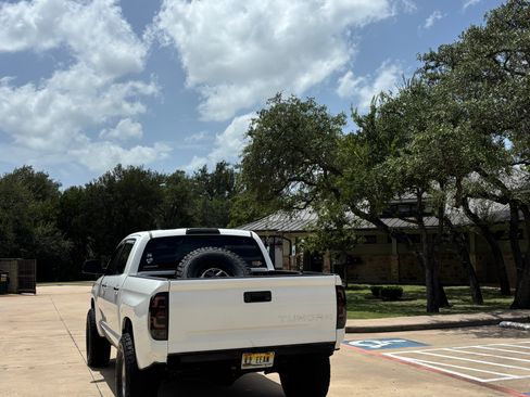 Used 2018 Toyota Tundra SR5 w/ SR5 Upgrade Package RWD image 9