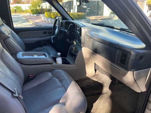 Used 2001 Chevrolet Suburban 2500 LT w/ LT Preferred Equipment Group image 18