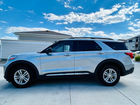 Used 2023 Ford Explorer XLT w/ Equipment Group 202A AWD/4WD image 5
