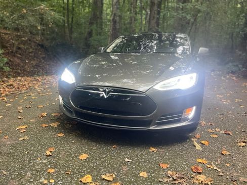 Used 2015 Tesla Model S 85D AWD/4WD image 2